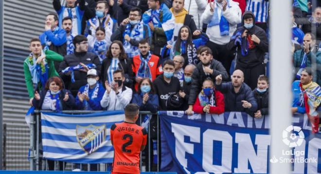 Aficionados del Málaga miran a Víctor Gómez tras la derrota ante el Fuenla (Foto: LaLiga).
