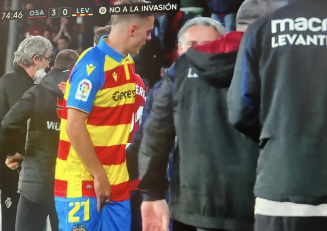 Dani Gómez se marcha lesionado del encuentro entre el Osasuna y el Levante en El Sadar.