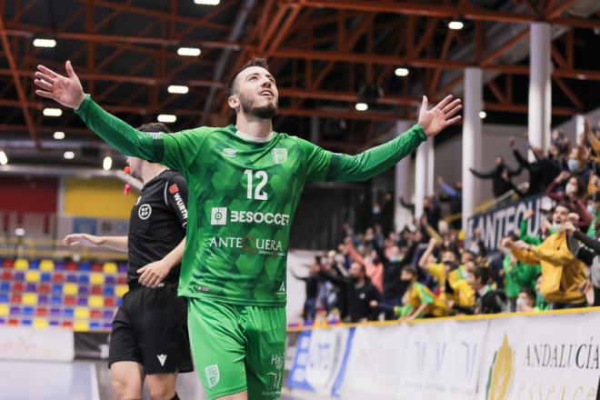 Cobarro celebra uno de los goles del CD UMA Antequera al Zaragoza.