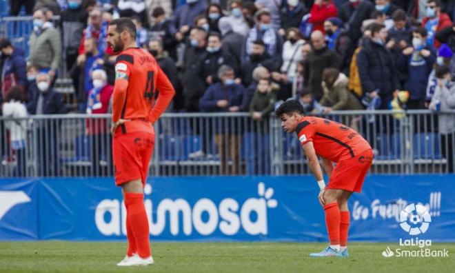 Lombán y Andrés Caro, desolados tras la derrota ante el Fuenla (Foto: LaLiga).
