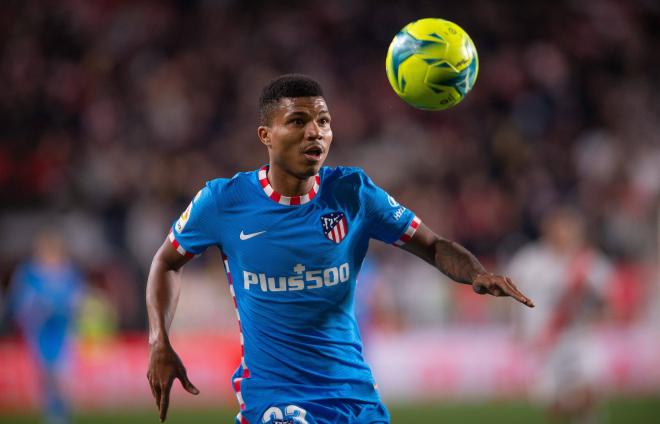 Reinildo Mandava mira el balón en el Rayo Vallecano-Atlético de Madrid (Foto: Cordon Press).