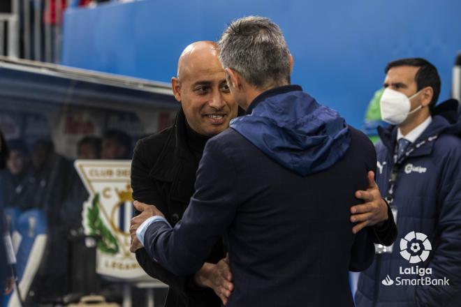 José Luis Martí saluda a Mehdi Nafti en la previa del Leganés-Real Sporting en Butarque (Foto: L