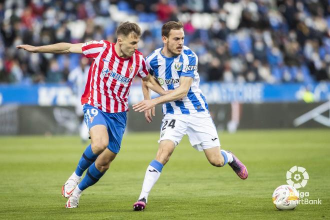 Bogdan Milovanov pugna con Jon Bautista durante el Leganés-Real Sporting en Butarque (Foto: LaLiga