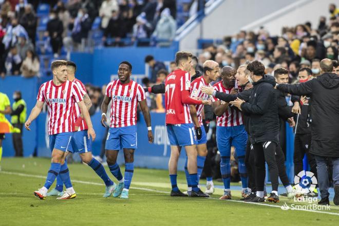 El Sporting celebra el gol del Puma Rodríguez ante el Leganés (Foto: LaLiga).
