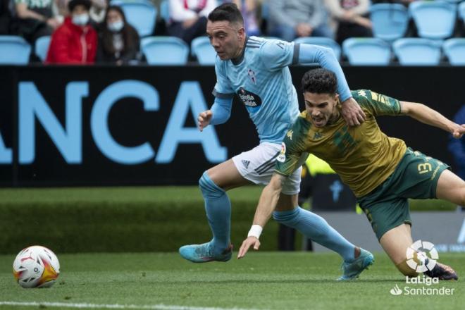 Aspas pugna con Bartra (Foto: LaLiga).