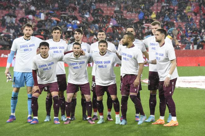 Los once jugadores de la Real Sociedad que salieron de inicio al Sánchez Pizjuán, con la camiseta de apoyo a Oyarzabal (Foto: Kiko Hurtado).