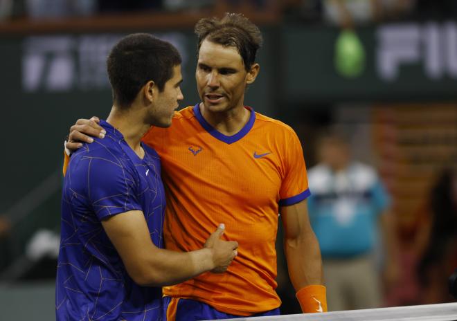 Carlos Alcaraz y Rafa Nadal se saludan tras la semifinal de Indian Wells (Foto: Cordon Press).