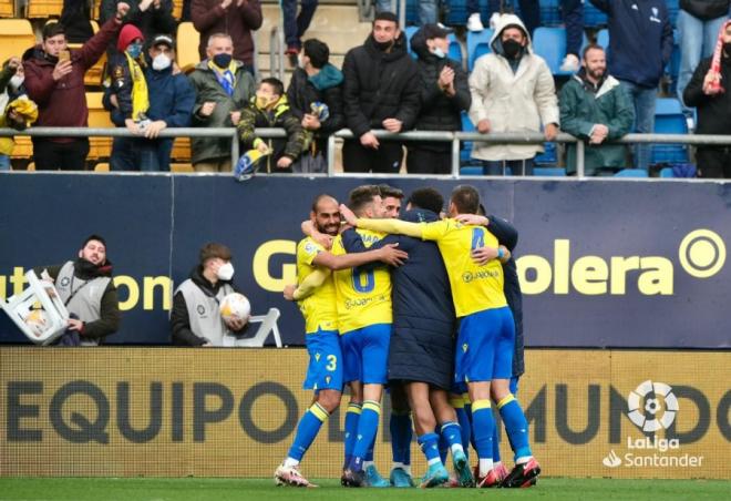 Los jugadores del Cádiz celebran el triunfo ante el Villarreal (Foto: LaLiga).