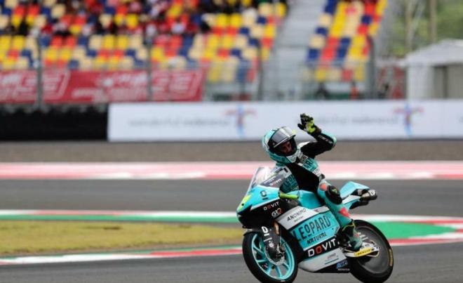 Dennis Foggia celebra un triunfo en Moto3.