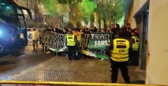 El recibimiento de Gol Sur 1907 a la plantilla del Real Betis Balompié.