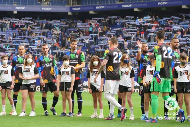 Saludo entre los jugadores de Espanyol y Mallorca y protesta contra el racismo (Foto: LaLiga).