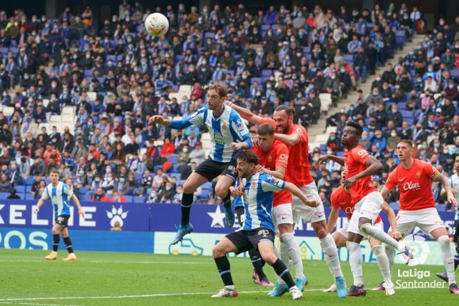 Fernando Calero salta a por un balón en el Espanyol-Mallorca (Foto: LaLiga).