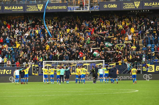 Jugadores y afición celebran la victoria ante el Villarreal (Foto: CCF).