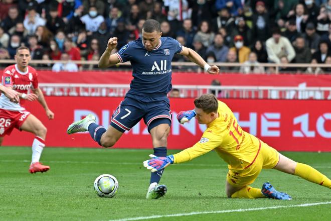 Kylian Mbappé intenta marcar en el Mónaco-PSG (Foto: Cordon Press).