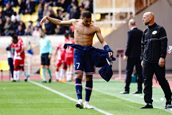 Kylian Mbappé se quita la camiseta enfadado tras el Mónaco-PSG (Foto: Cordon Press).