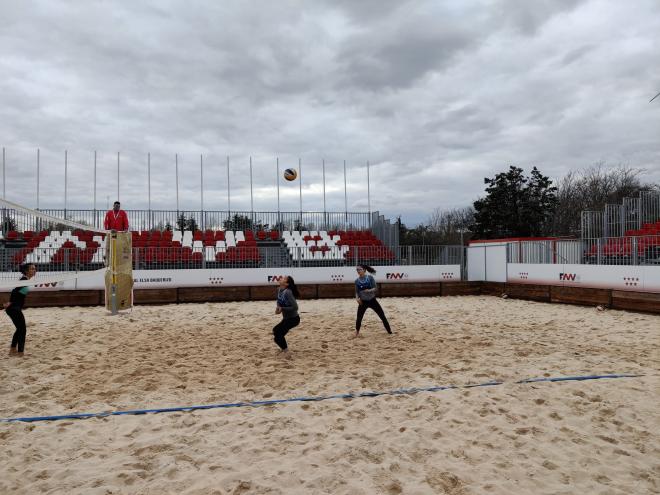 Los equipos del Valencia BeachBol se traen dos triunfos desde Madrid