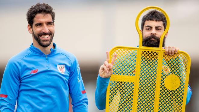 Raúl García y Asier Villalibre bromean entrenando en Lezama (Foto: Athletic Club).