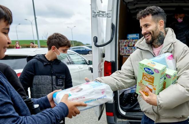 Rubén García recibe ayuda humanitaria para los refugiados de Ucrania (Foto: @RubenGarcia14).