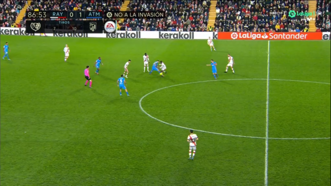 Suárez pierde la pelota en la medular.