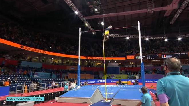 Duplantis batiendo su propio récord del mundo