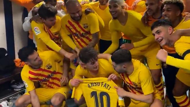 Gavi se confunde y saca la camiseta de Ansu Fati en la foto del Barça en vez de la de Dani Alves.