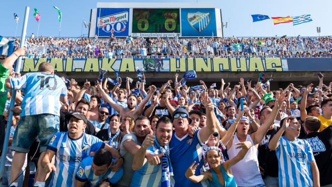 'El Rubio' dirige la animación en La Rosaleda. (Foto: Málaga CF)