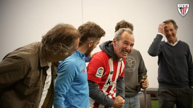 (Mediaset) Jaime Lafita, athleticzale con ELA, visita Lezama para dar una charla motivadora a los jugadores.