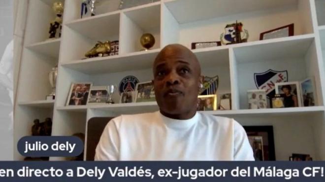 Dely Valdés, con el escudo del Málaga (Captura: La Pelota Malagueña).