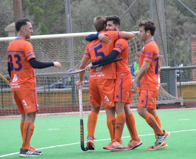 Los jugadores del RH Privé Benalmádena celebran uno de los goles al Catalonia.