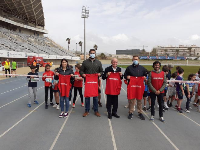 Autoridades presentes en la salida de la 'Corre por una causa' de Málaga.