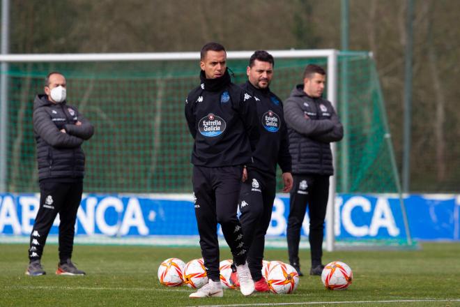 Borja Jiménez junto al resto del cuerpo técnico del Dépor (Foto: RCD).