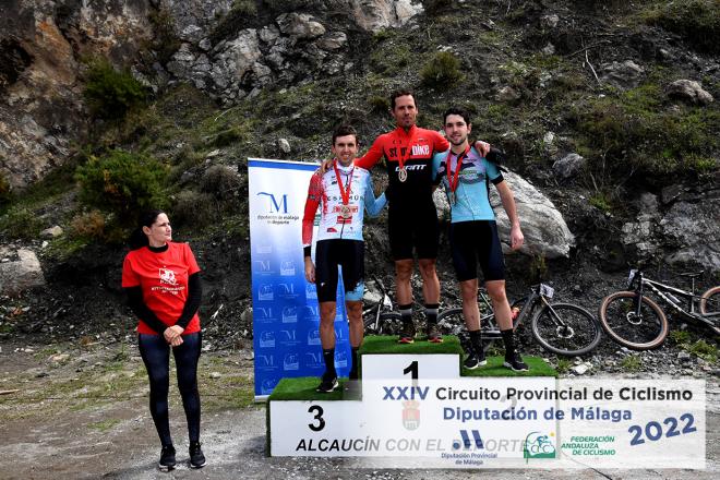 Pódium masculino de la II BTT Media Maratón Alcaucín.