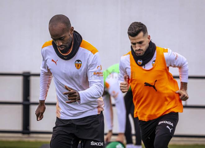 Foulquier y Gayà, en el entrenamiento del Valencia CF del miércoles 23 de marzo (Foto: Valencia CF).