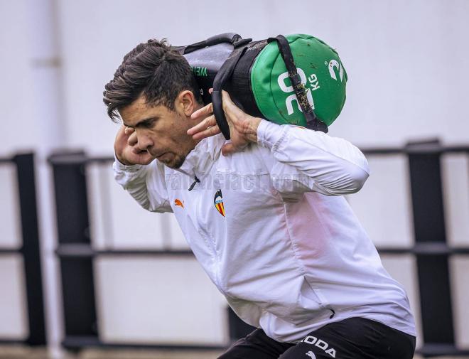 Gabriel Paulista, en el entrenamiento del Valencia CF del miércoles 23 de marzo (Foto: Valencia CF).