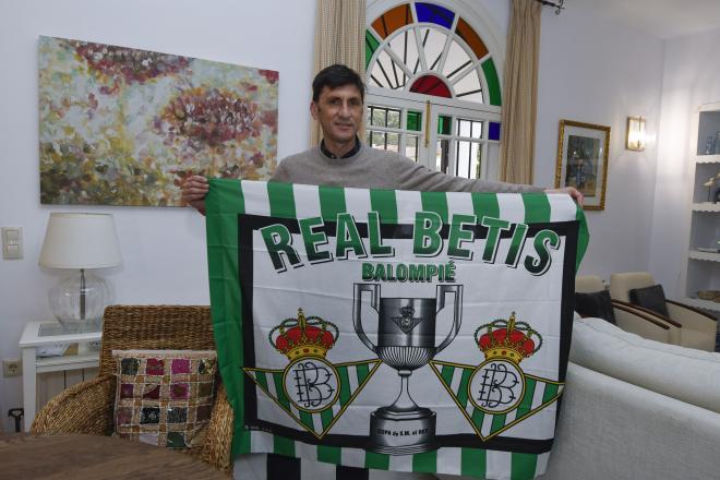 Juan Jesús, padre de Juan Miranda, posa con la bandera de 2005 (Foto: Kiko Hurtado)