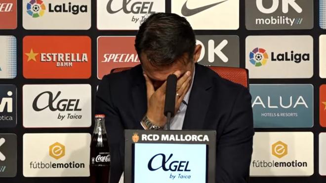 (Mediaset) Luis García rompe a llorar en plena rueda de prensa en su despedida del Mallorca: 