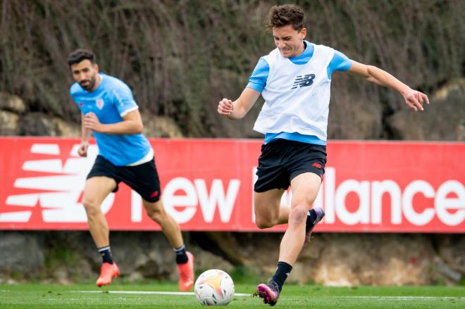 El donostiarra Alex Petxarroman dispara en Lezama (Foto: Athletic Club).