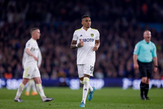 Raphinha, en la órbita del Barcelona, durante un partido del Leeds (Foto: Cordón Press).