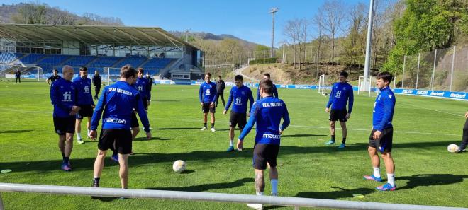 Jugadores de la Real en el entrenamiento de ayer jueves en Zubieta (Foto: DMQ Gipuzkoa).