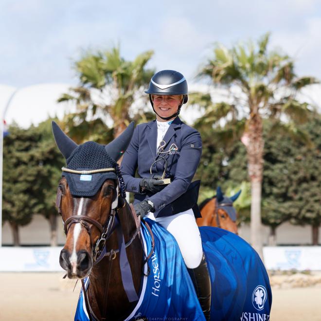 Therese Henriksen con el trofeo de ganadora (Foto: Moisés Basallote).