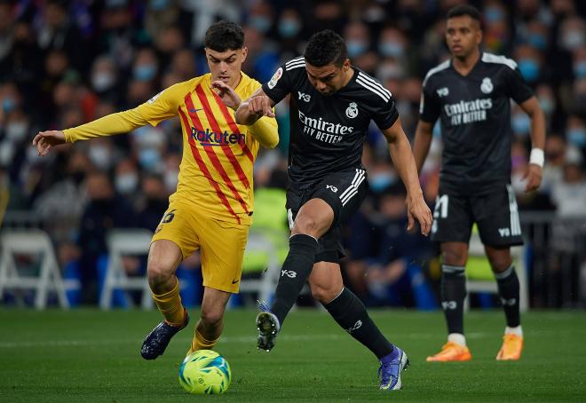 Pedri y Casemiro luchan por un balón en el Real Madrid-Barcelona de LaLiga (Foto: Cordon Press).