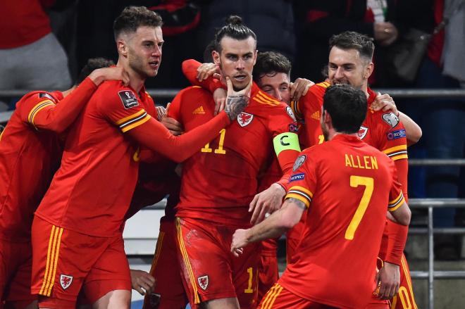 Bale celebra su gol con Gales ante Austria en la repesca del Mundial de Qatar 2022 (FOTO: EFE).