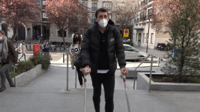 Oyarzabal llegando a la clínica en Vitoria el día que fue operado de la rotura de ligamento cruzado anterior de su rodilla izquierda.