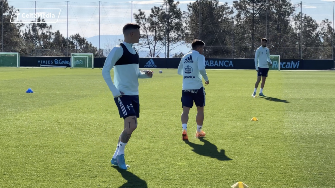 Santi Mina, Fran Beltrán y Brais Méndez, durante la sesión.