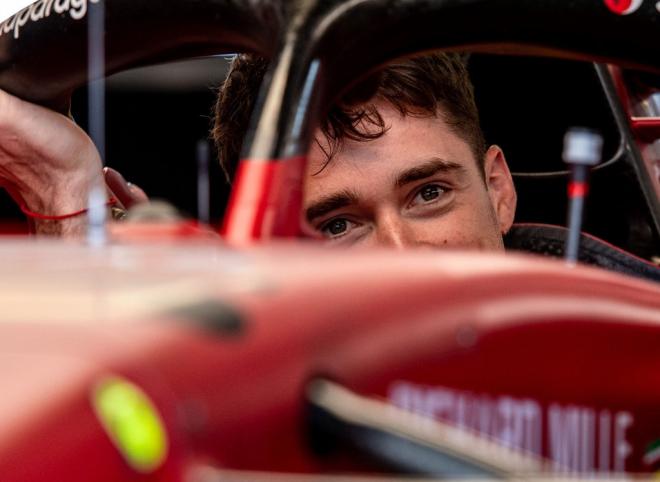 Charles Leclerc, subido en su monoplaza Ferrari 2022 (Foto: Scuderia Ferrari).