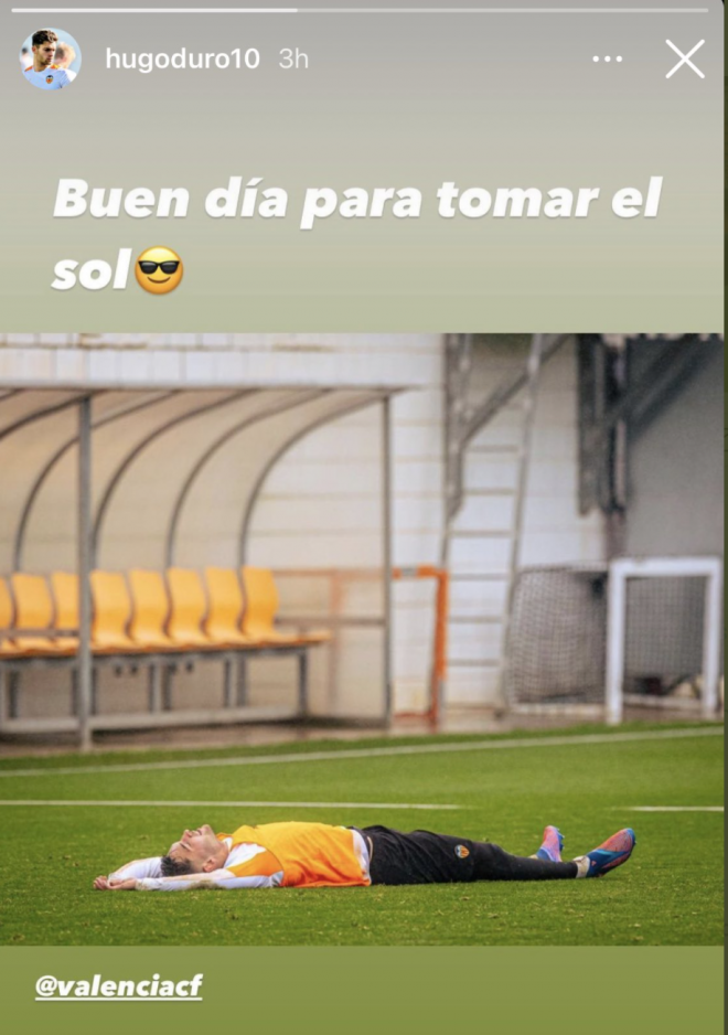 Hugo Duro disfruta en el entrenamiento del Valencia CF (Foto: Hugo Duro).