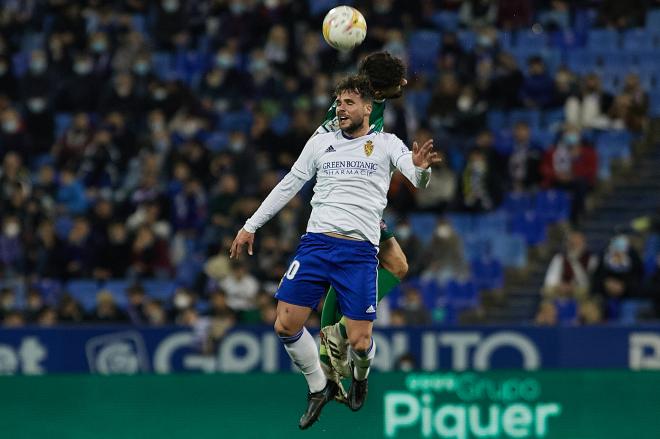 Álvaro Giménez pelea un balón en el Real Zaragoza-Amorebieta (Foto: Daniel Marzo).