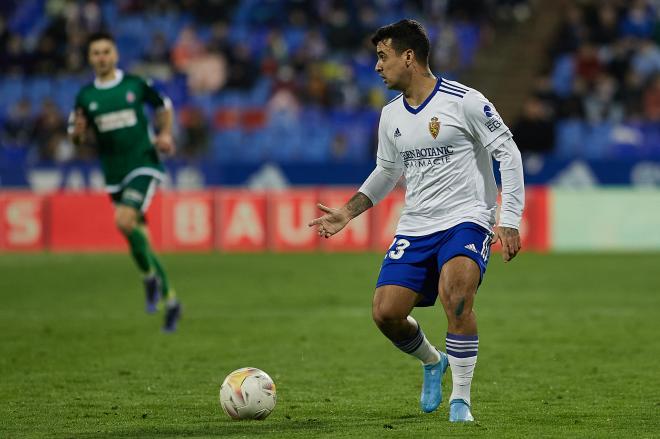 Azón se señala el escudo del Real Zaragoza para festejar su gol al Amorebieta (Foto: Daniel Marzo