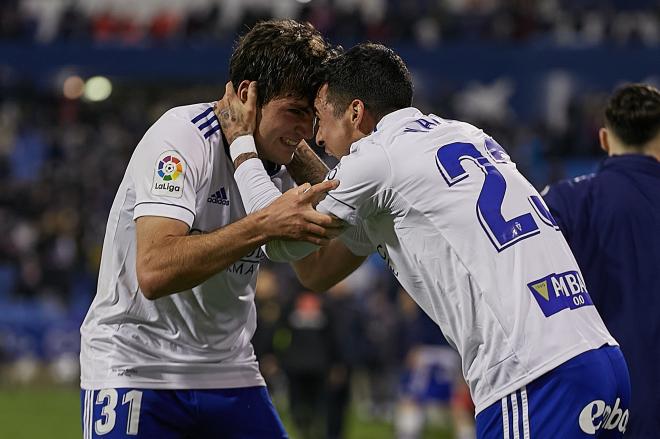 Iván Azón celebra con Nano Mesa su gol en el Real Zaragoza - Amorebieta (Foto: Daniel Marzo).