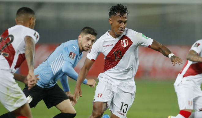 Renato Tapia ante Uruguay (Foto: @SelecciónPerú)